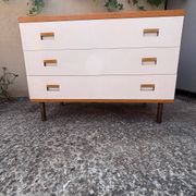 Commode années 70 chêne, laiton et placage blanc cassé