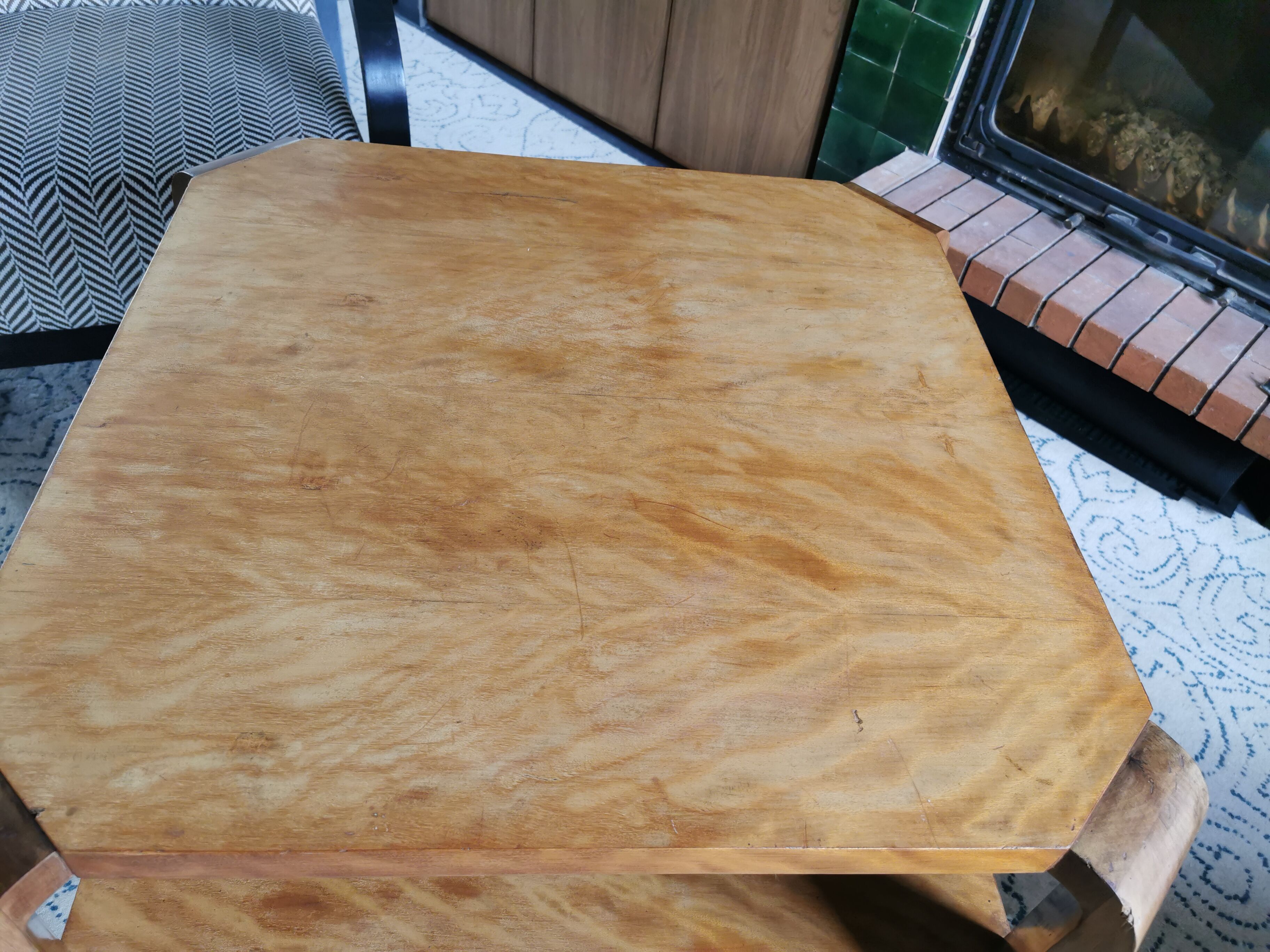 Table basse art déco carrée en bois clair