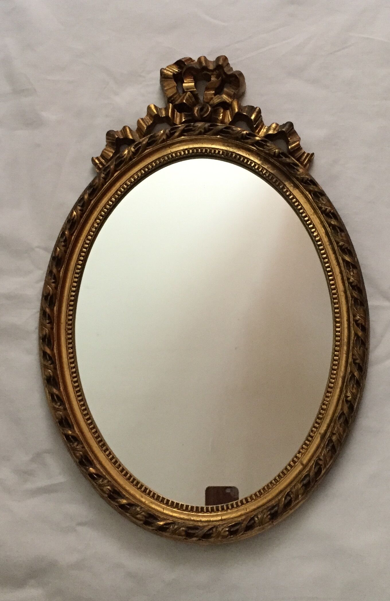 Miroir ovale en bois doré 52 x 35 cm