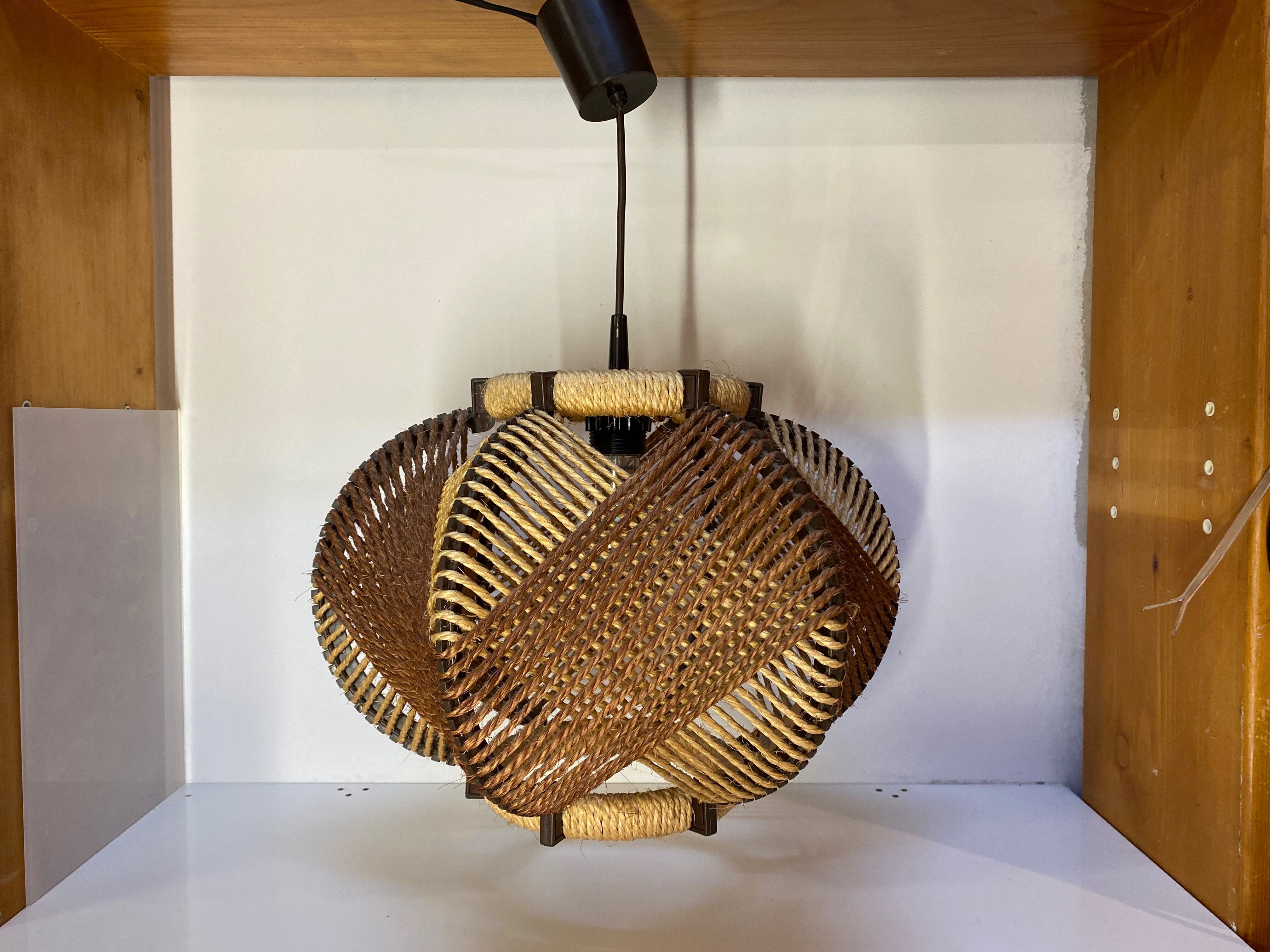 Scandinavian hanging lamp in plastic and stretched wire, 1950