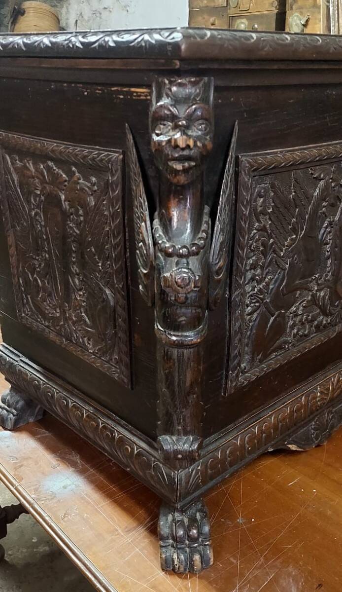Small finely carved wooden chest, Renaissance style, 19th century, Tuscany