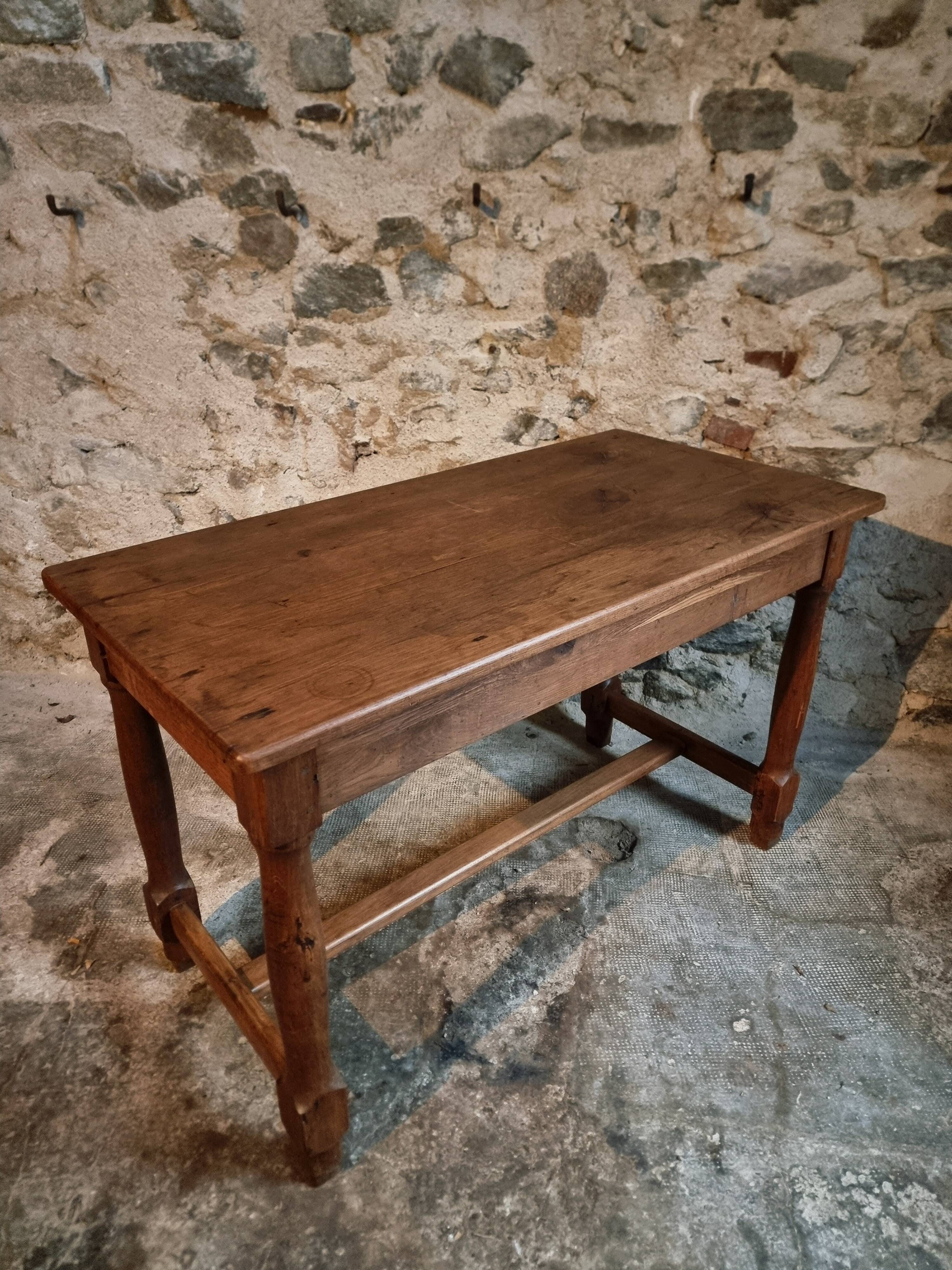 Antique French farmhouse table in oak (1780–1830) – Walnut legs – Rustic provincial dining table