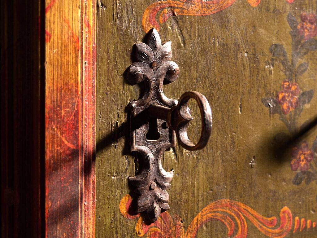 Armoire ancienne peinte en bois de pin – Austrie, 1831