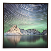 Tirage Fine Art – Aurore Boréale et Traînées d’Étoiles, Paysage de Montagne