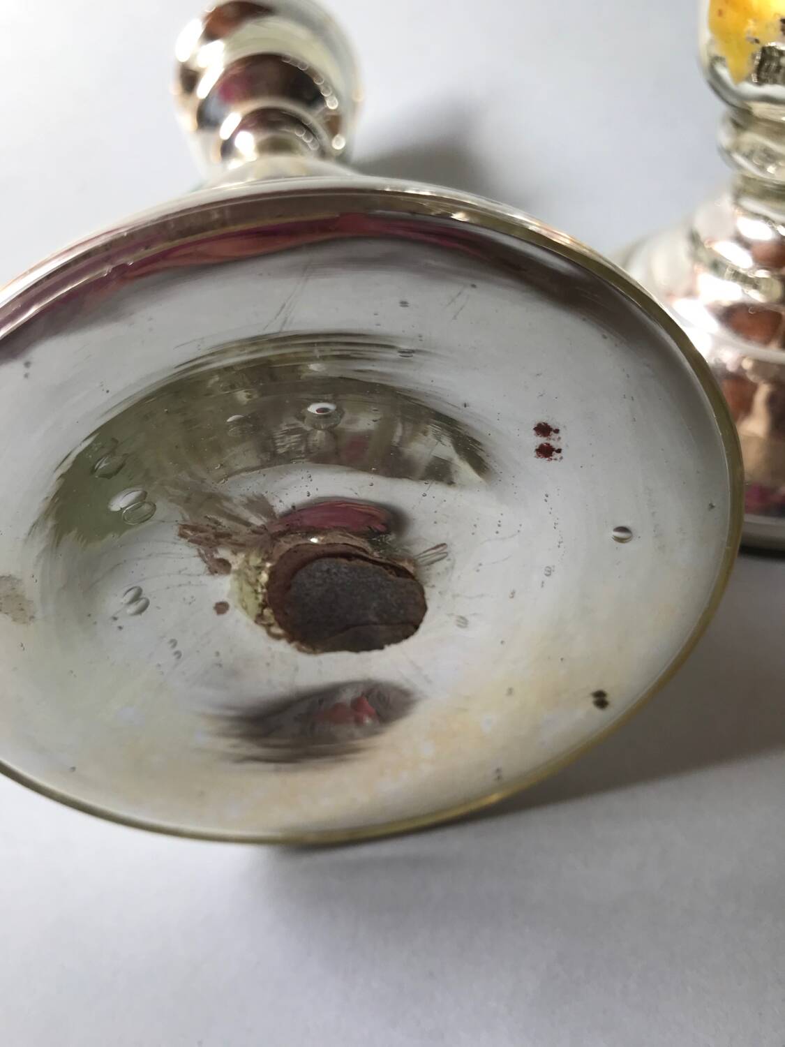 Paire de bougeoirs en verre argenté