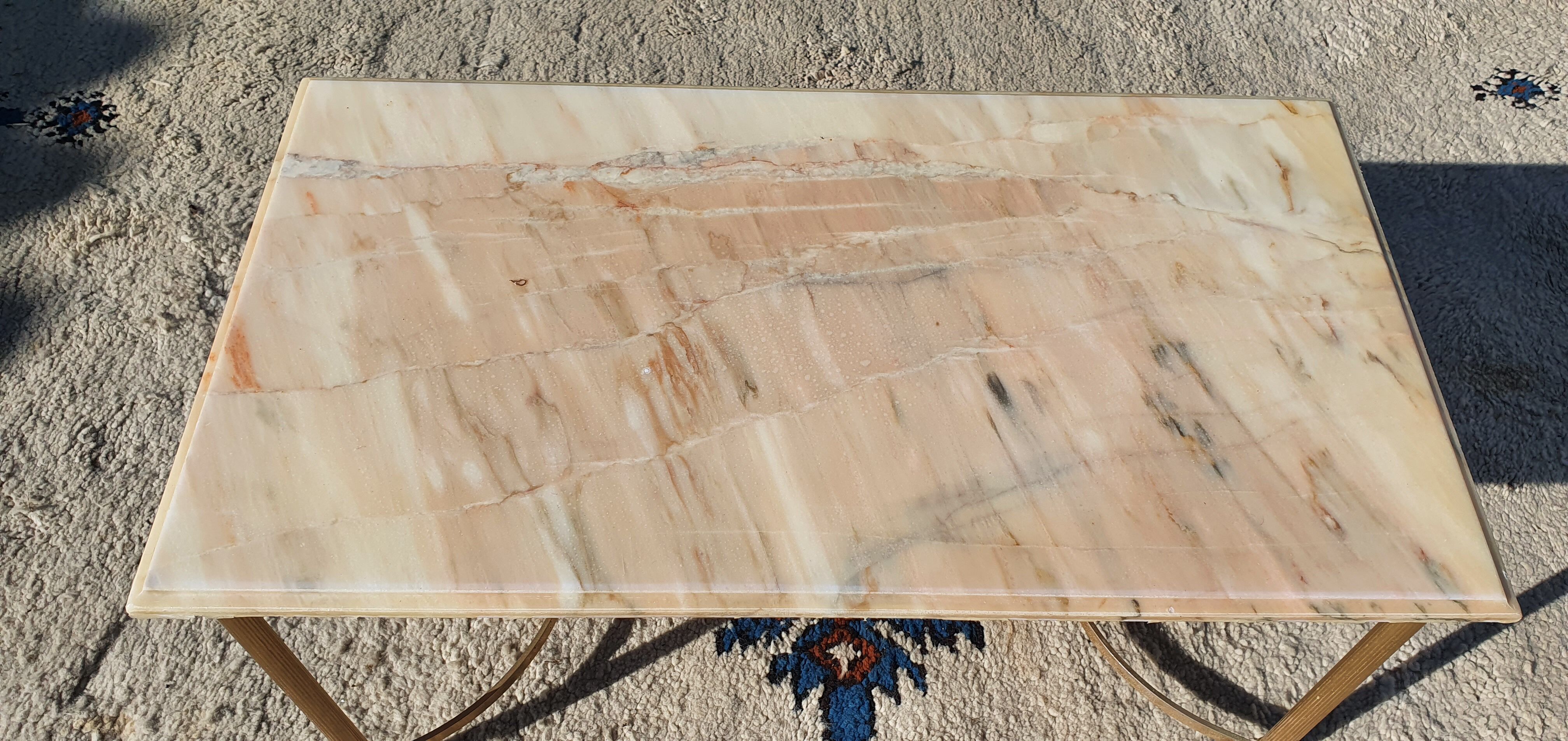 Living room table in gilded metal and marble.