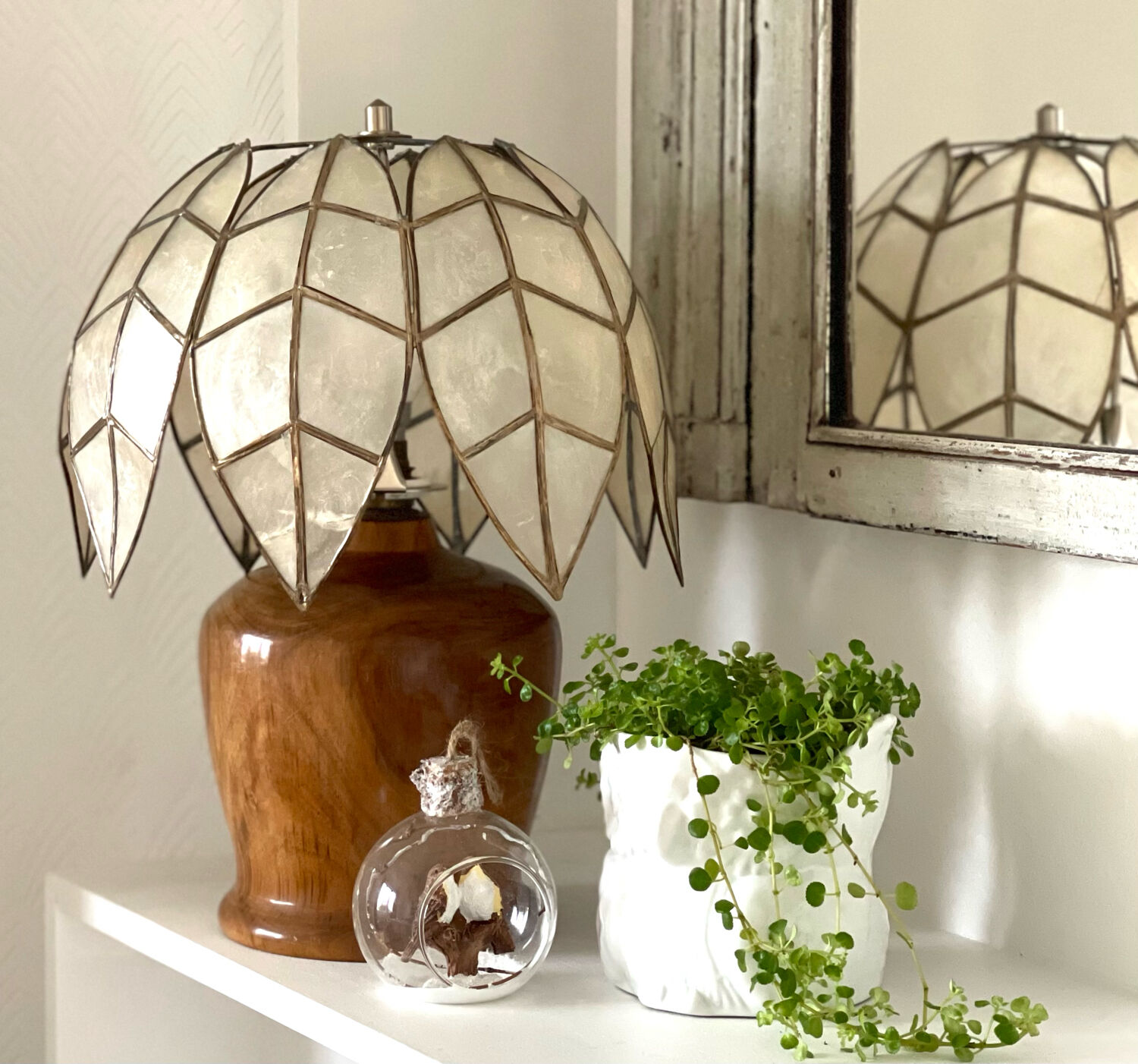 Mother-of-pearl and olive wood lamp