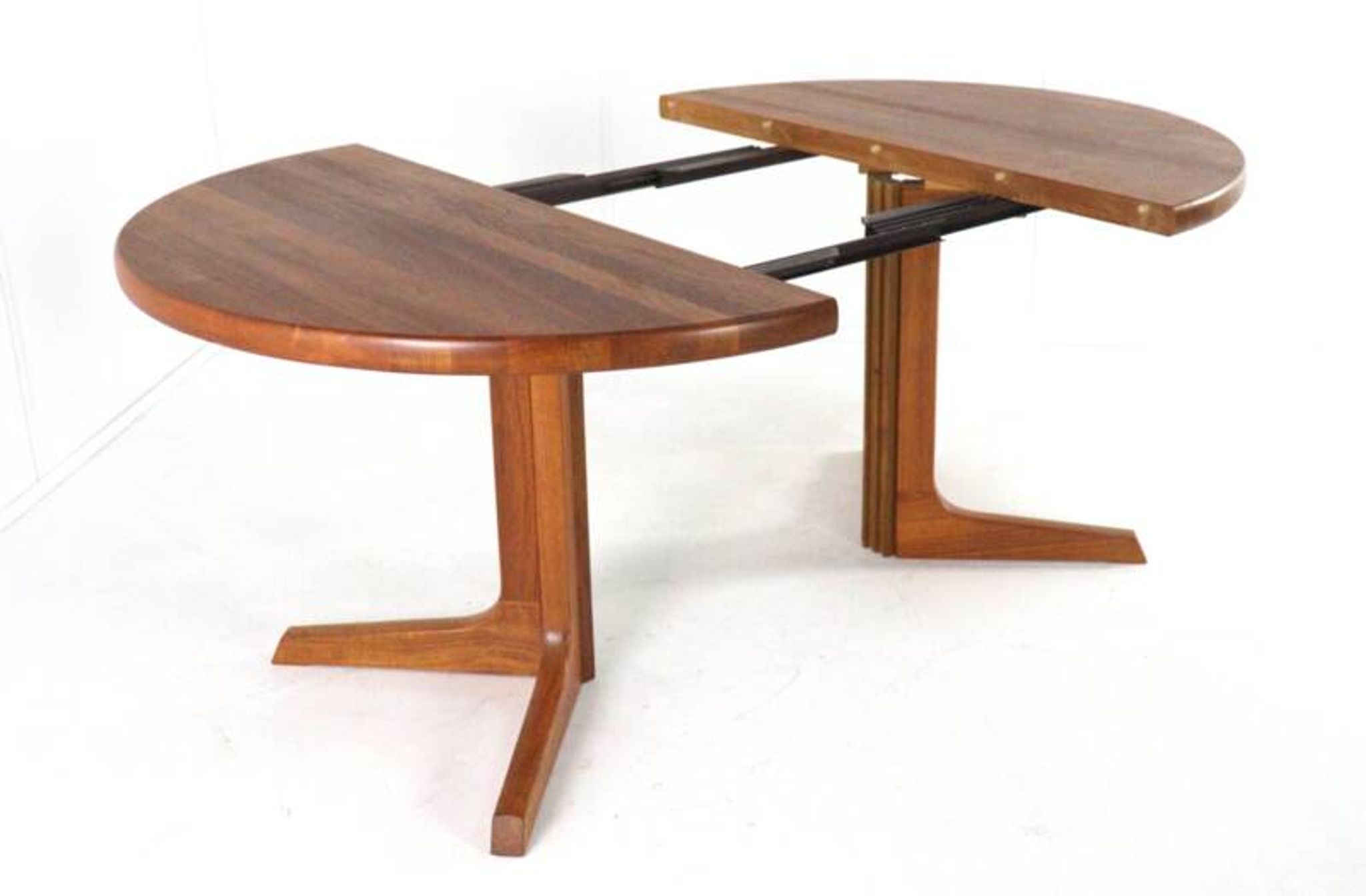 Gudme round extendable dining table 'Nabbe'