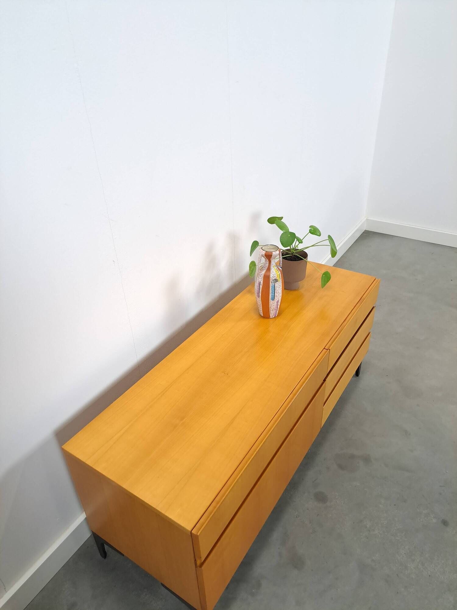 Fineer tv meubel dressoir met lades en zwart stalen poten