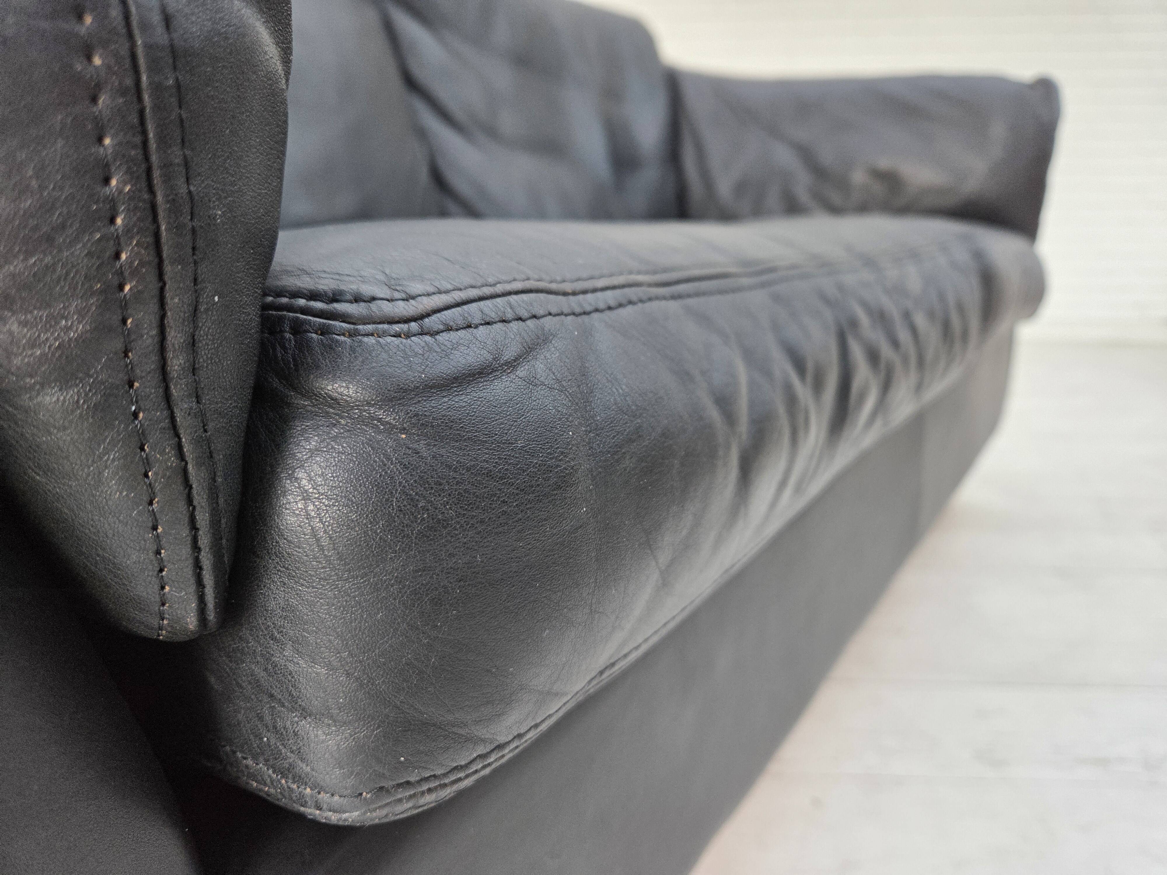 Canapé danois 2 places des années 1970, cuir d'ameublement noir d'origine, bois de teck.