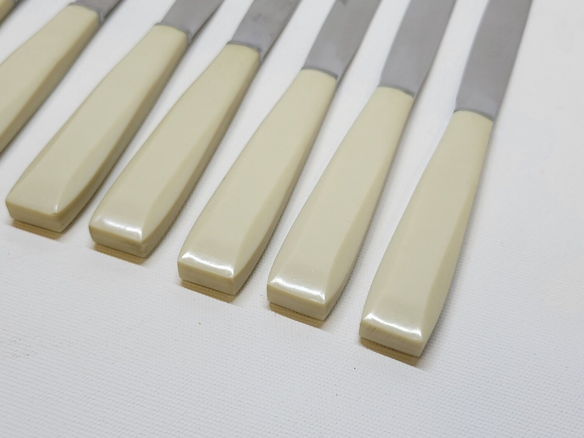 Household box of 12 vintage stainless steel knives and unbreakable resin