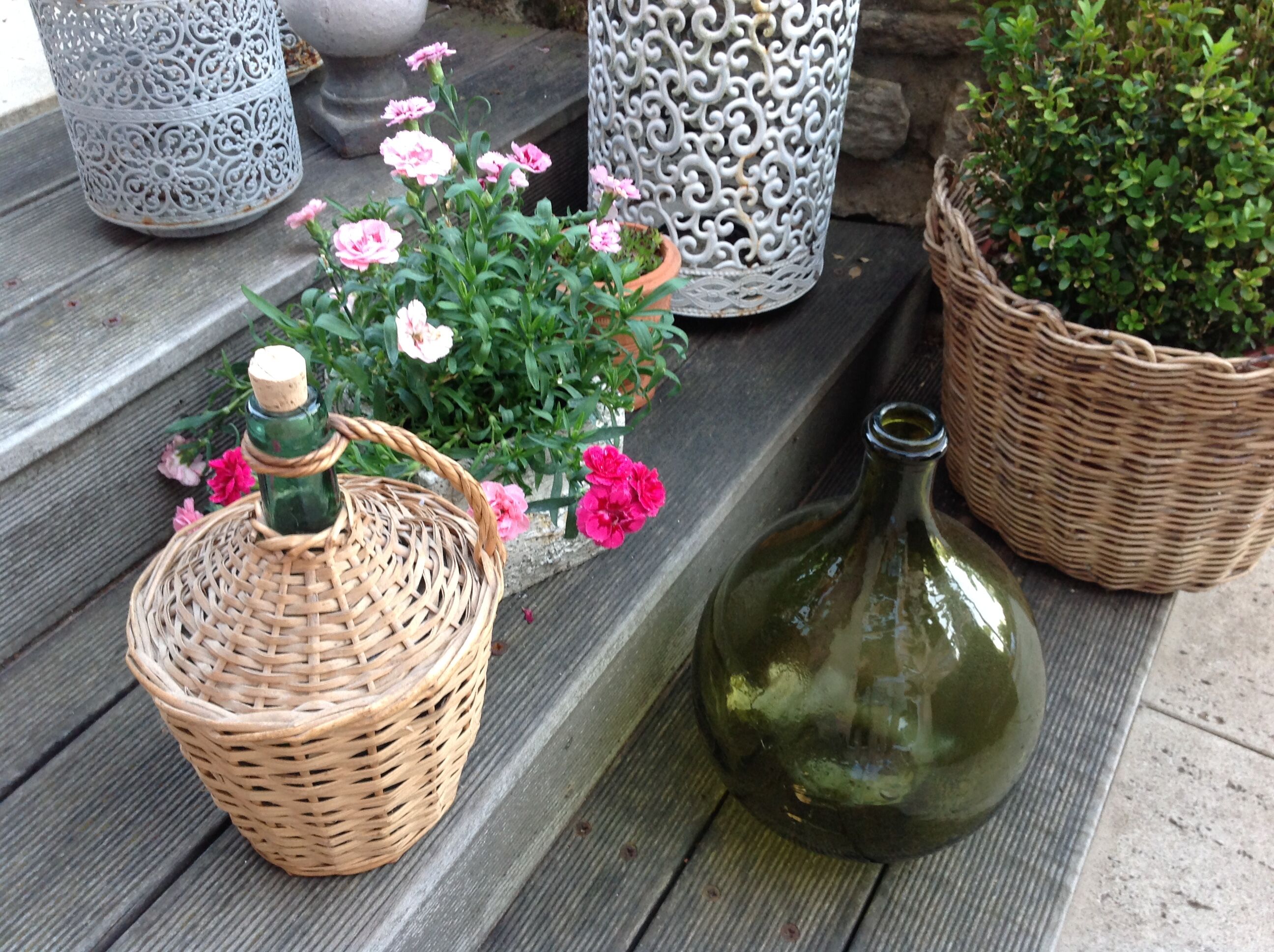 Bonbonne verte avec habillage en osier années 60/70