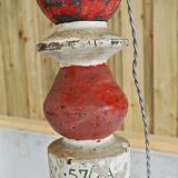 Lampe en bois patiné rouge et blanc