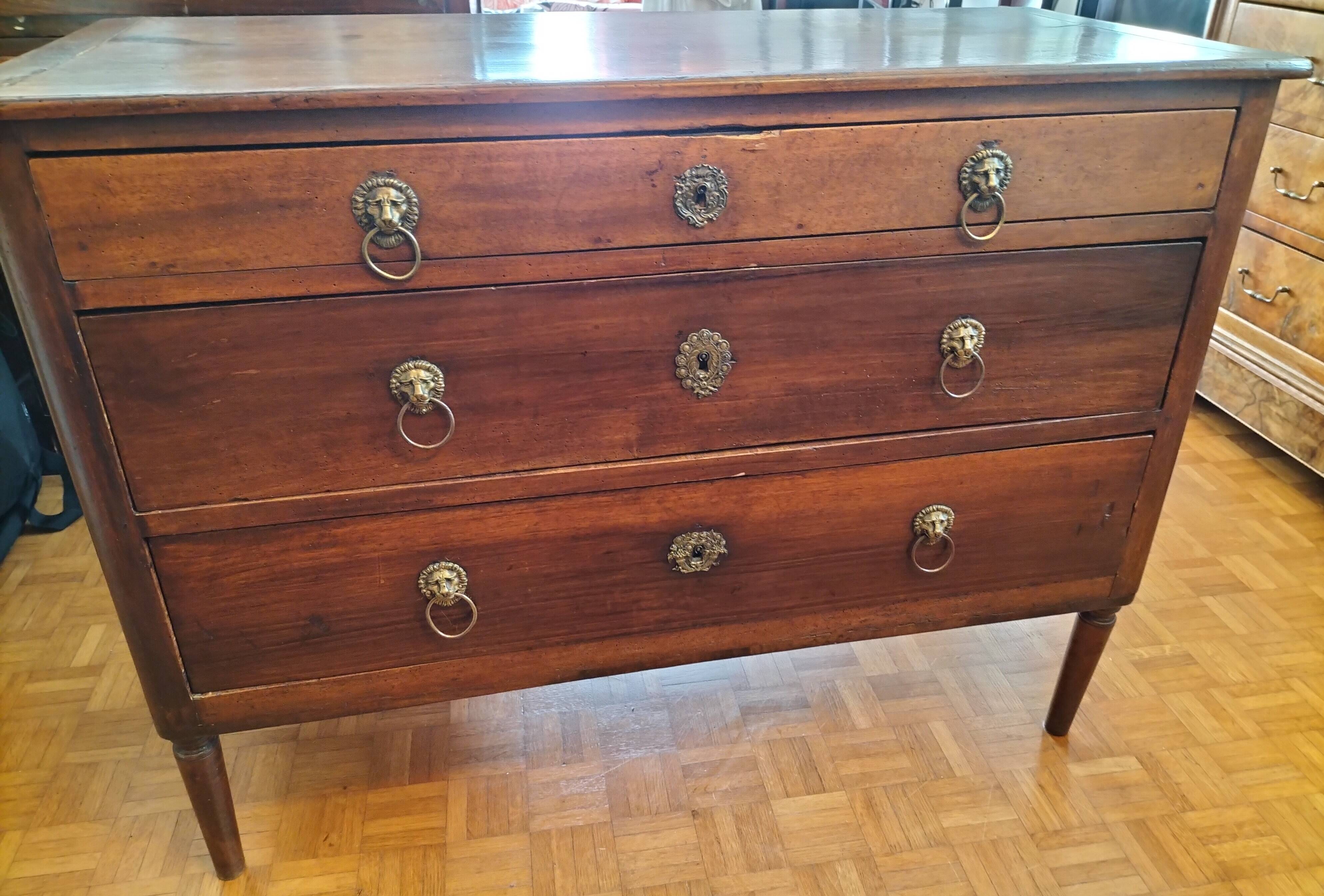 Jumping chest of drawers with 3 drawers in solid walnut, Restoration style.