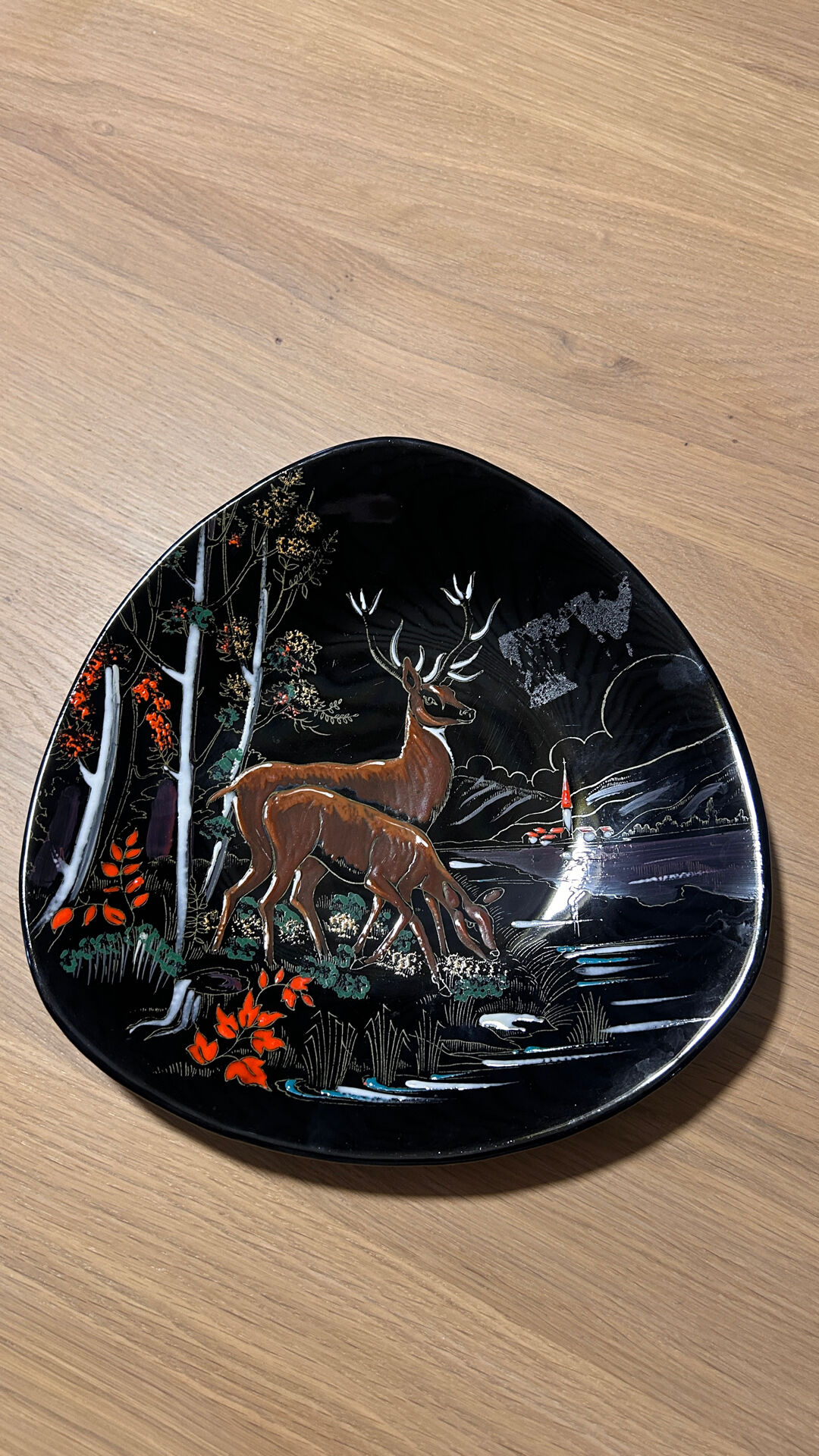 Assiette décorative Longwy 3521 – décor aux cerfs peint main