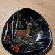 Assiette décorative Longwy 3521 – décor aux cerfs peint main