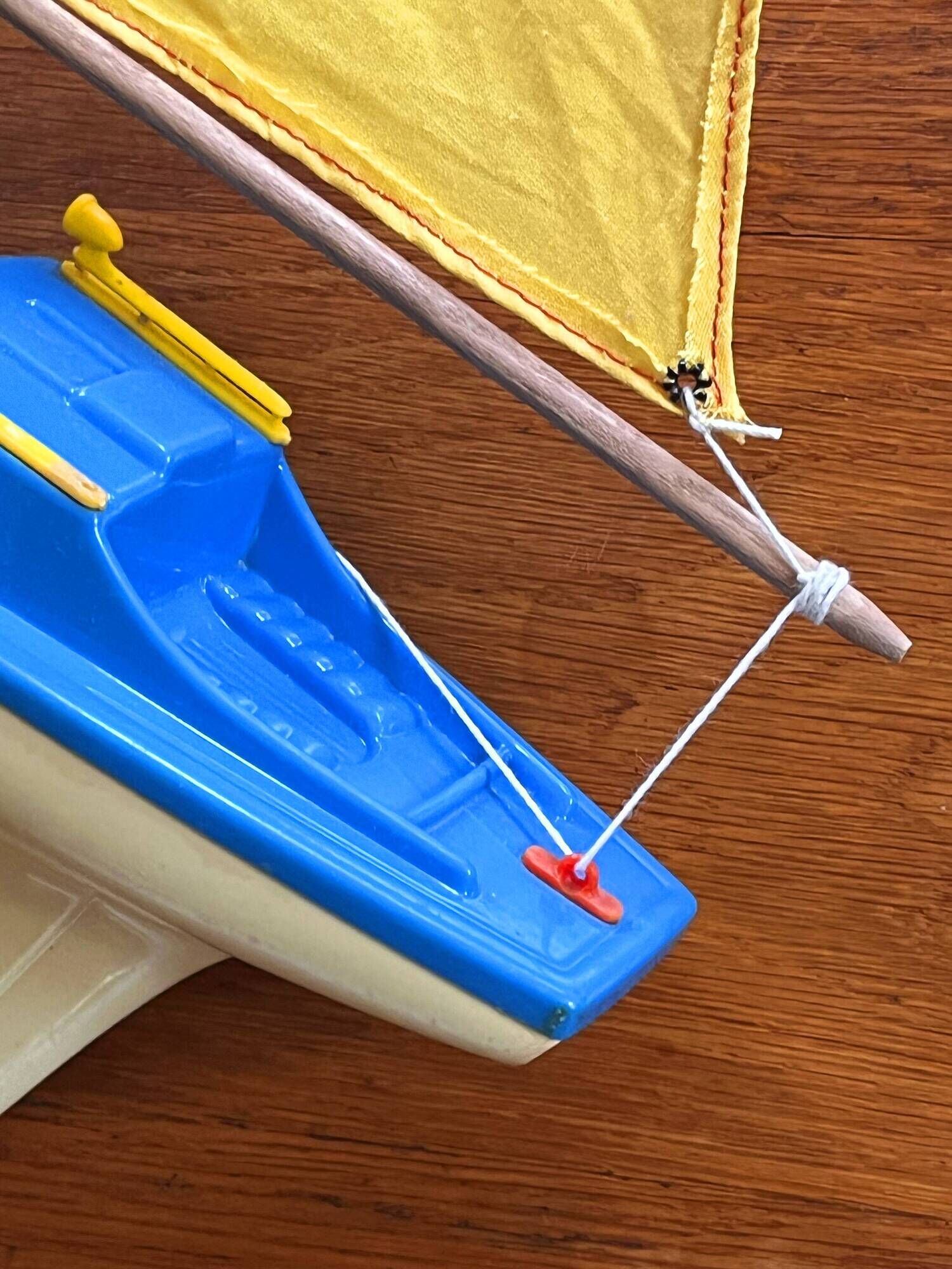 Basin sailing boat, D13 model from the French brand Giraud Sauveur.