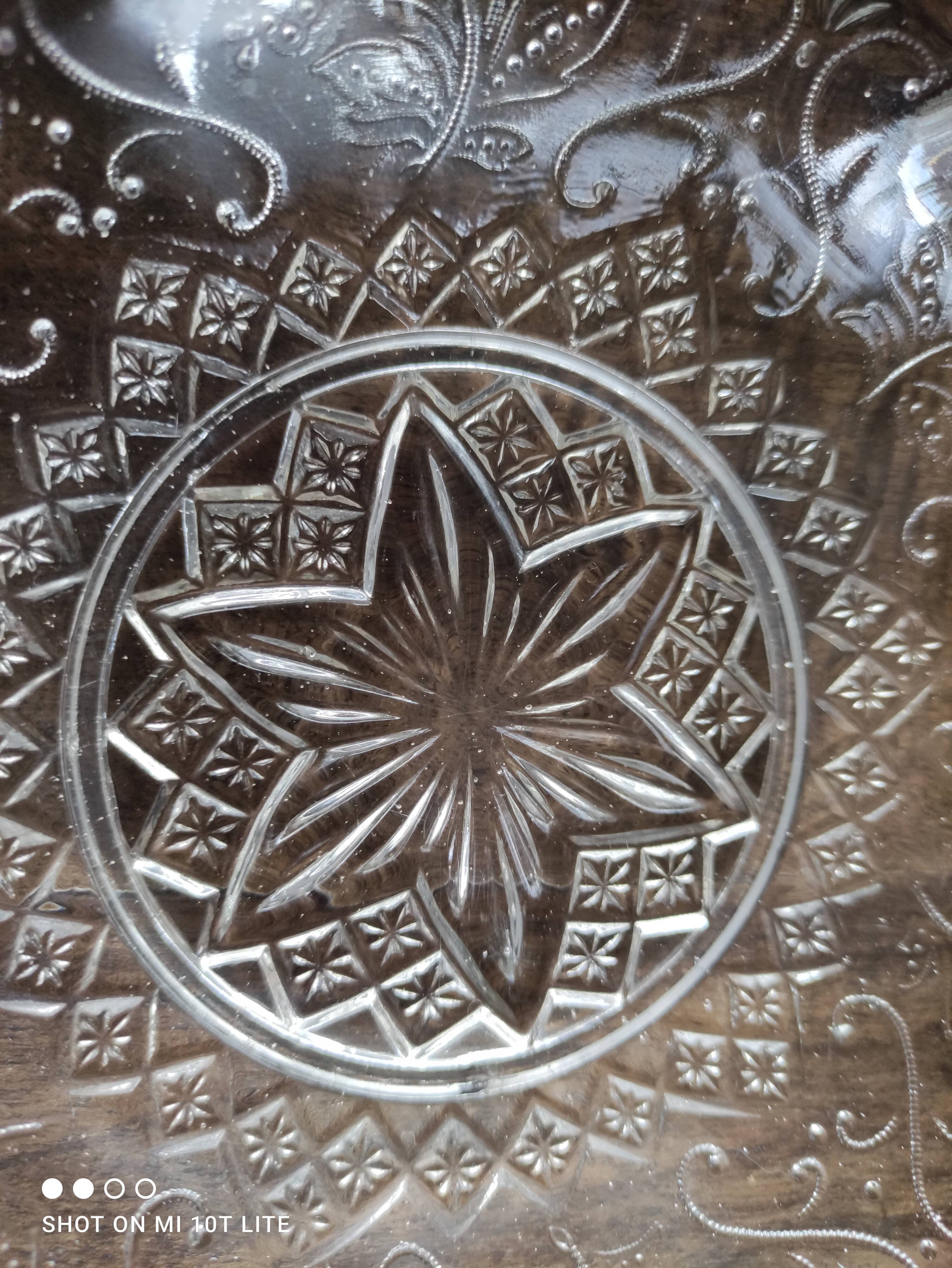 Cup, empty pockets in voluted molded glass decoration stars