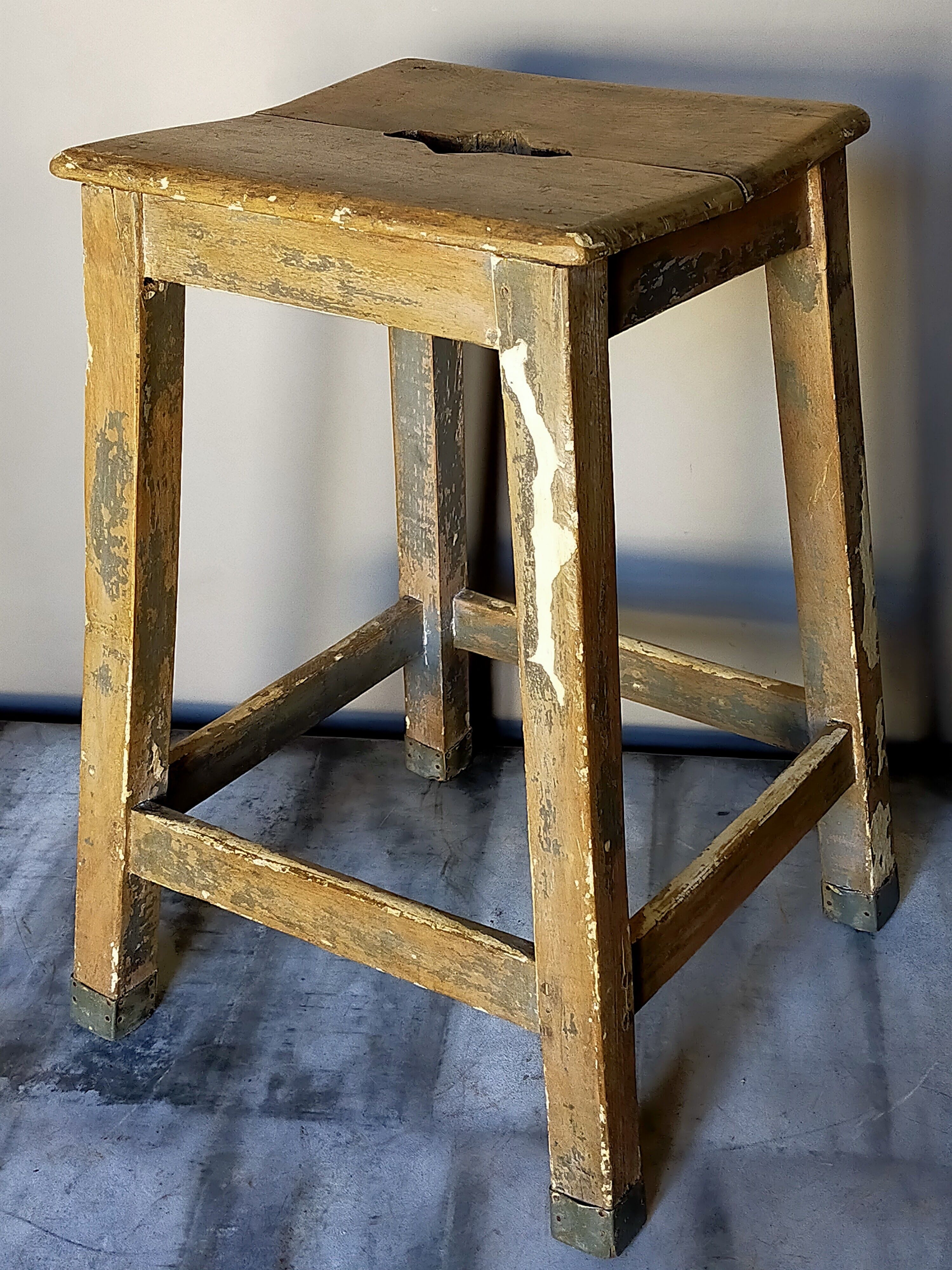 Tabouret d'atelier ancien à poignée
