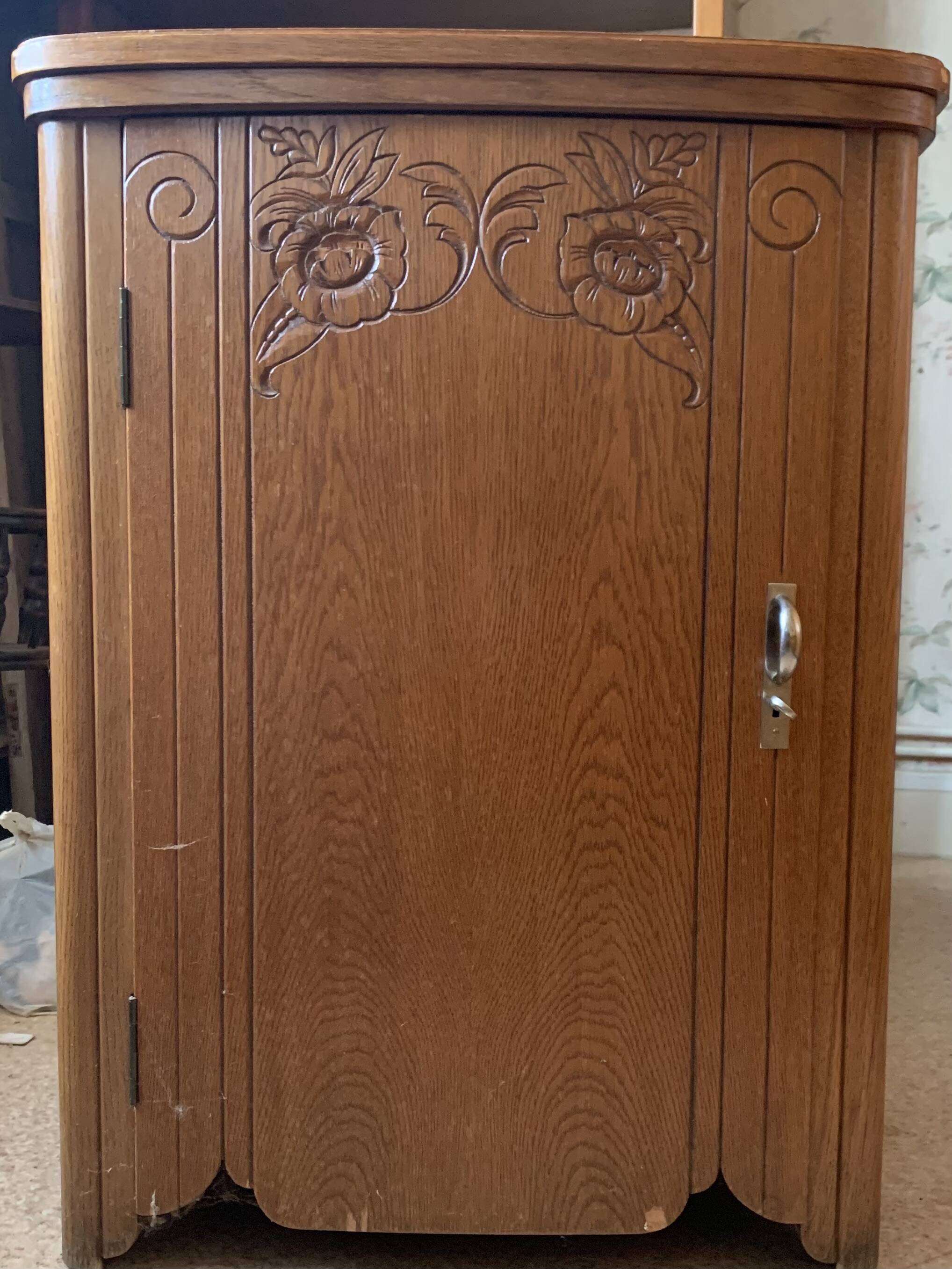 Singer sewing machine from the 1960s model 197 b with art deco furniture