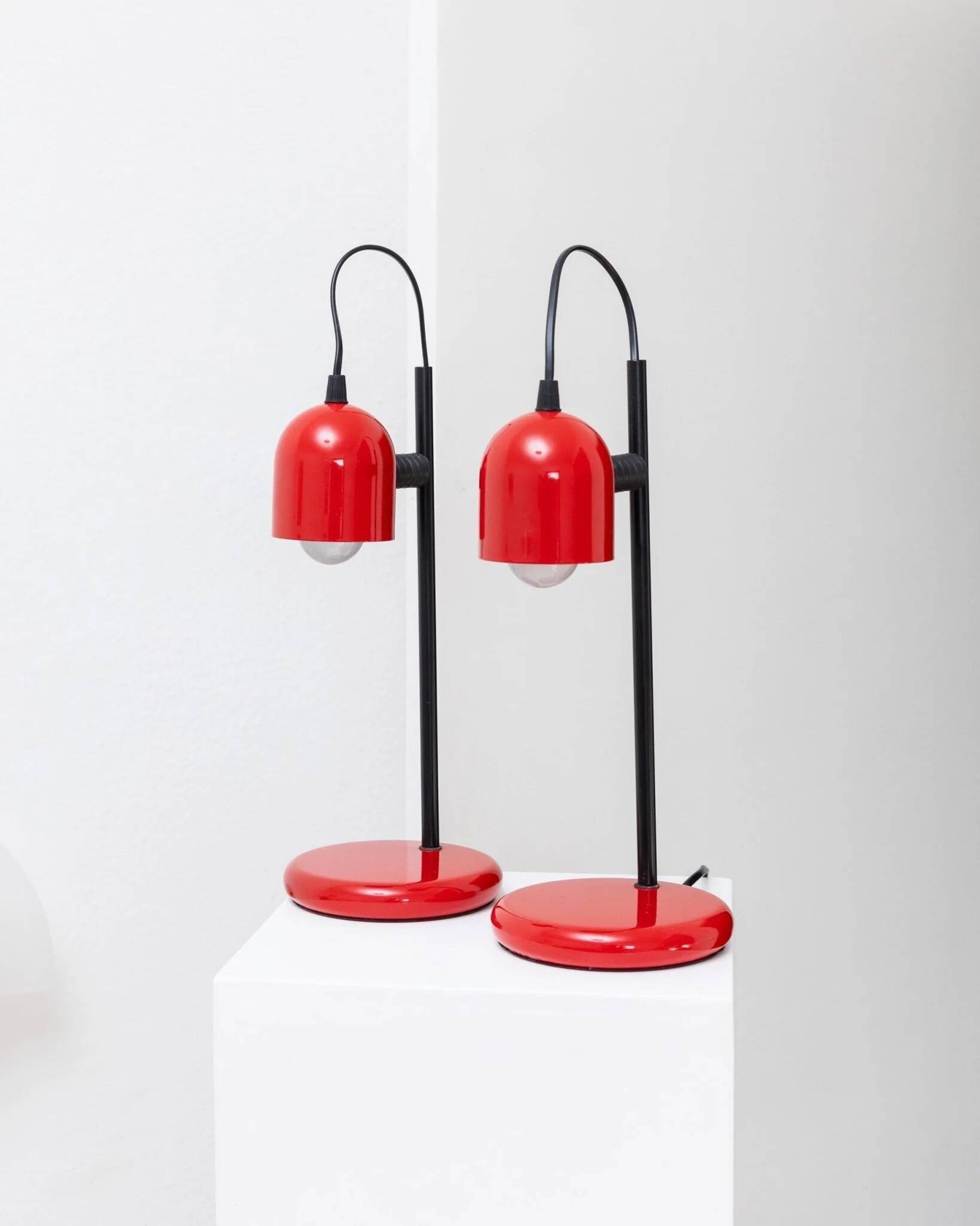 Set of 2 red metal table lamps with black stems, Memphis-Postmodern Italy 1980s