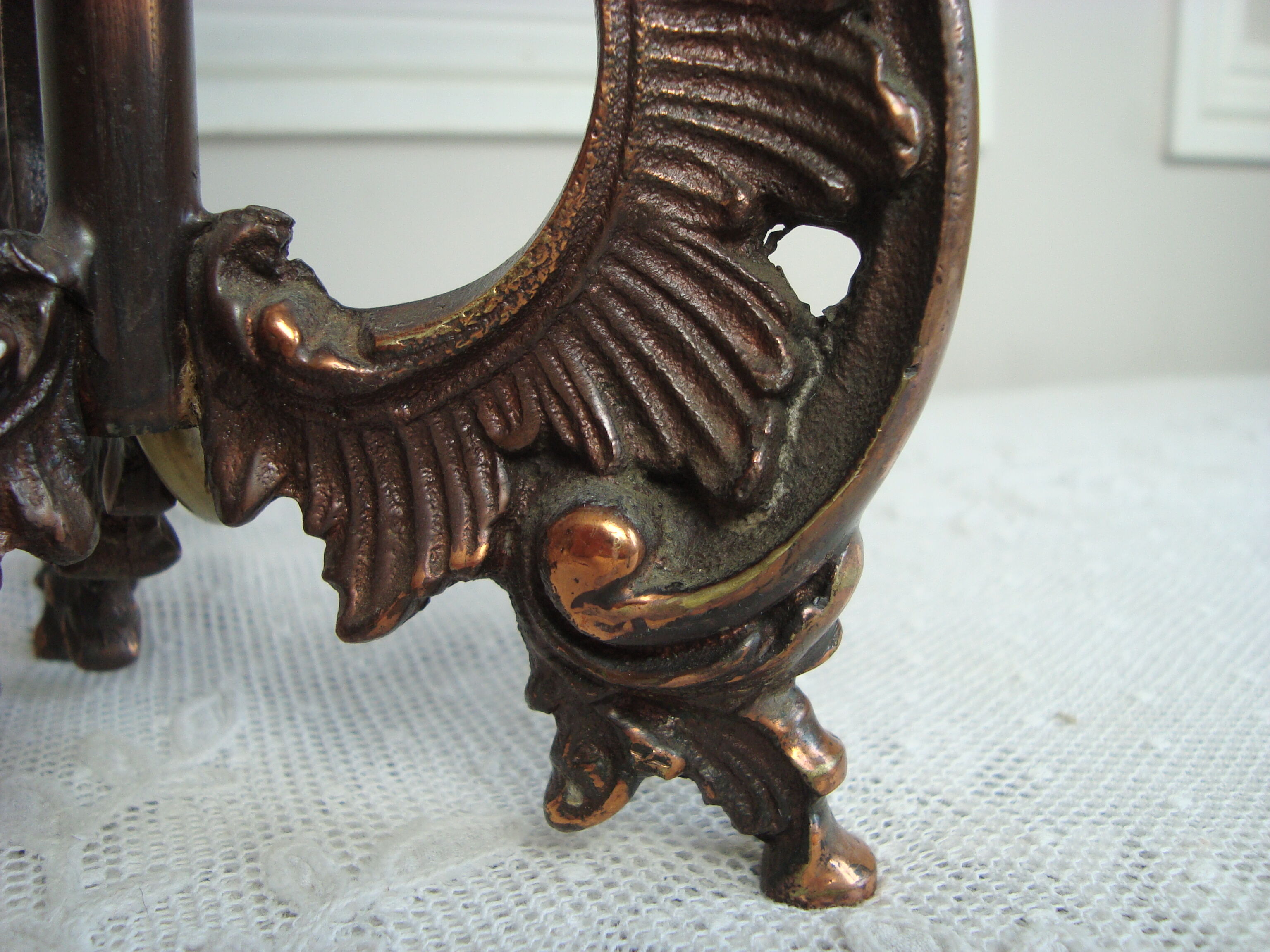 Rock-style table lamp with its vintage bird pattern shade