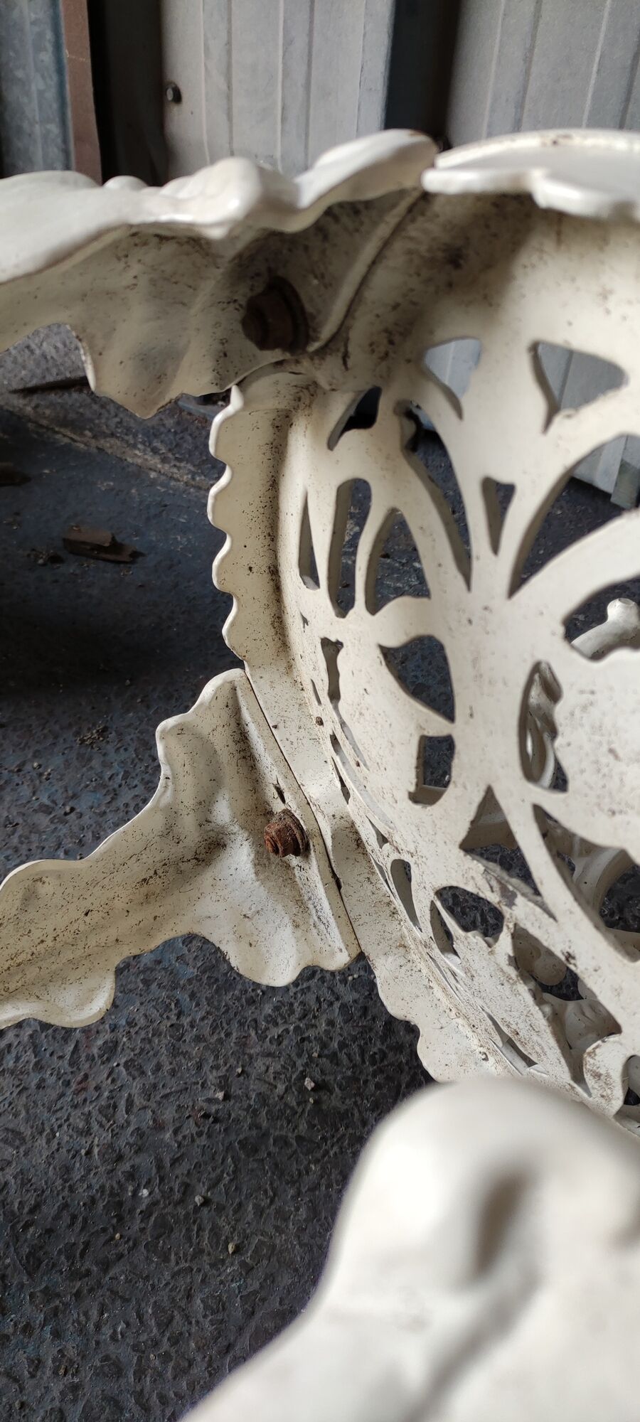 Pair of outdoor chairs in cast aluminum floral decoration