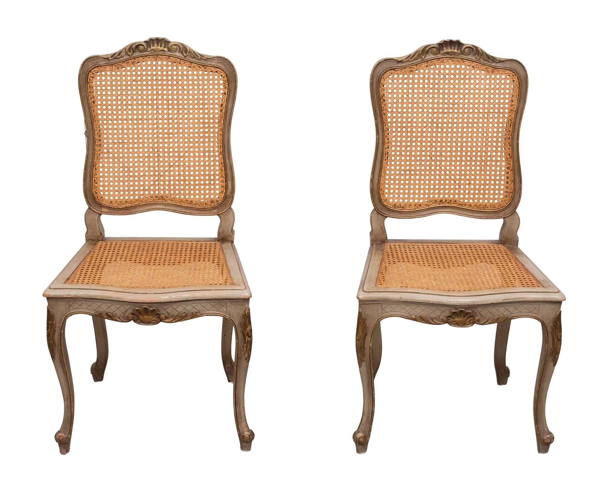Paire de chaises d'appoint en canne de style Louis XV peintes en or et vert.