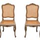 Paire de chaises d'appoint en canne de style Louis XV peintes en or et vert.