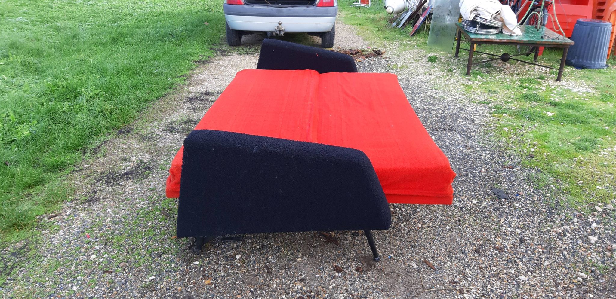 Canapé vintage tissus rouge et noir