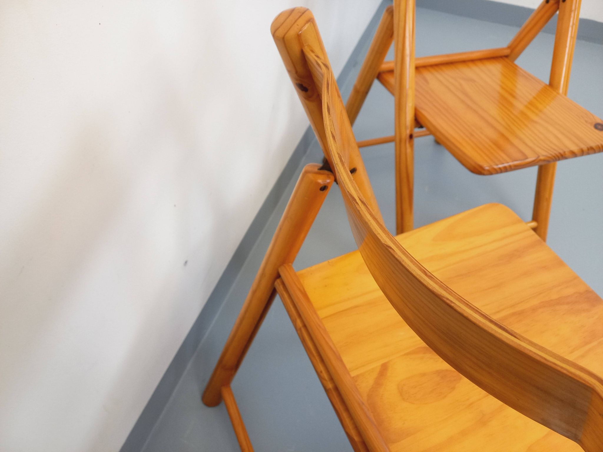 Pair of vintage folding chairs in pine from the 70s and 80s.