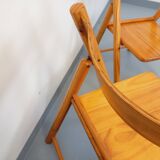 Pair of vintage folding chairs in pine from the 70s and 80s.