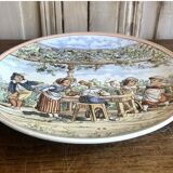 Ancien plat Sarreguemines UC enfants costumés