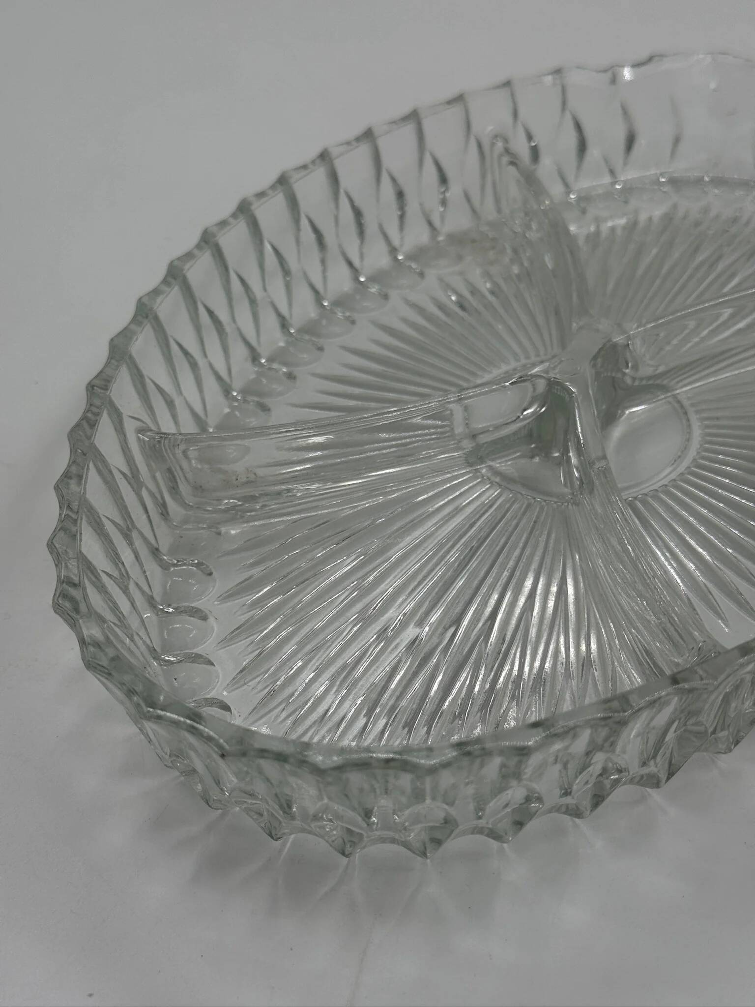 Plat de service vintage compartimenté en verre pressé