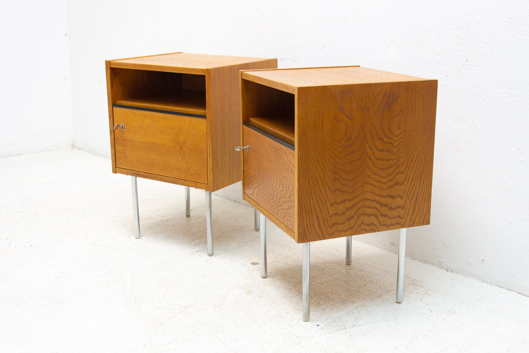 Paire de tables de chevet du milieu du siècle, années 1960, Tchécoslovaquie