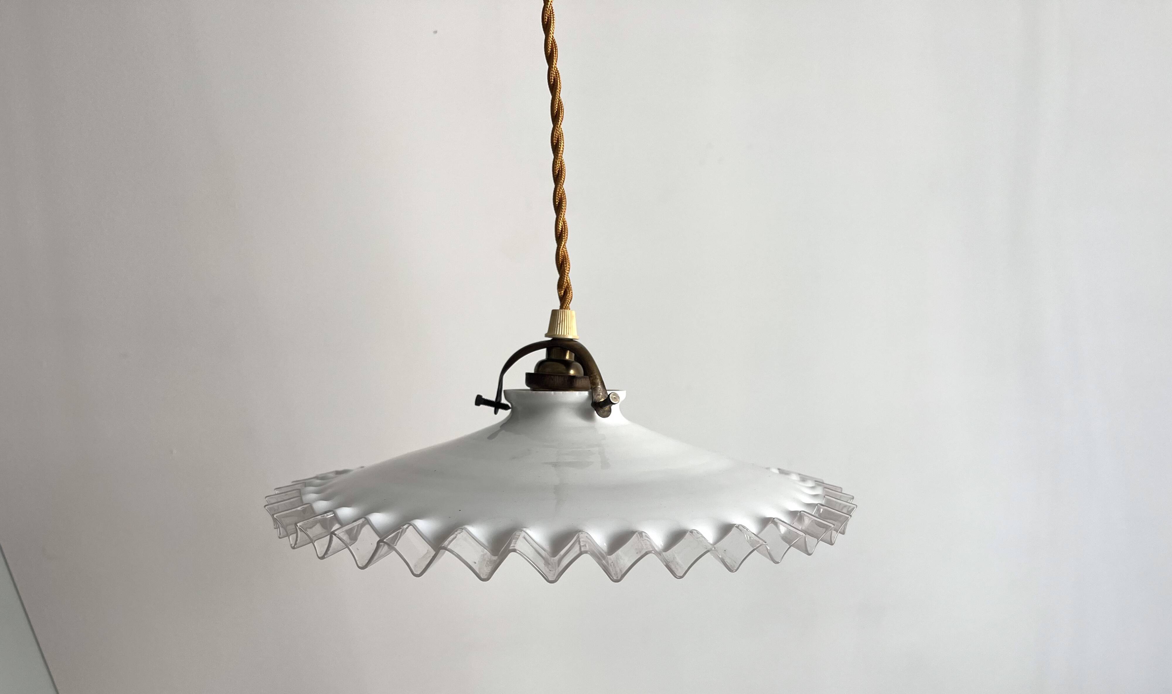 Suspension opaline blanche dentelle
