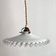 Suspension opaline blanche dentelle