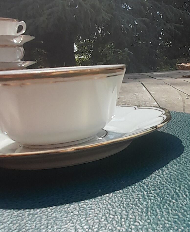 Tasses et sous-tasses en véritable porcelaine de limoges, blanche liseré doré, vintage