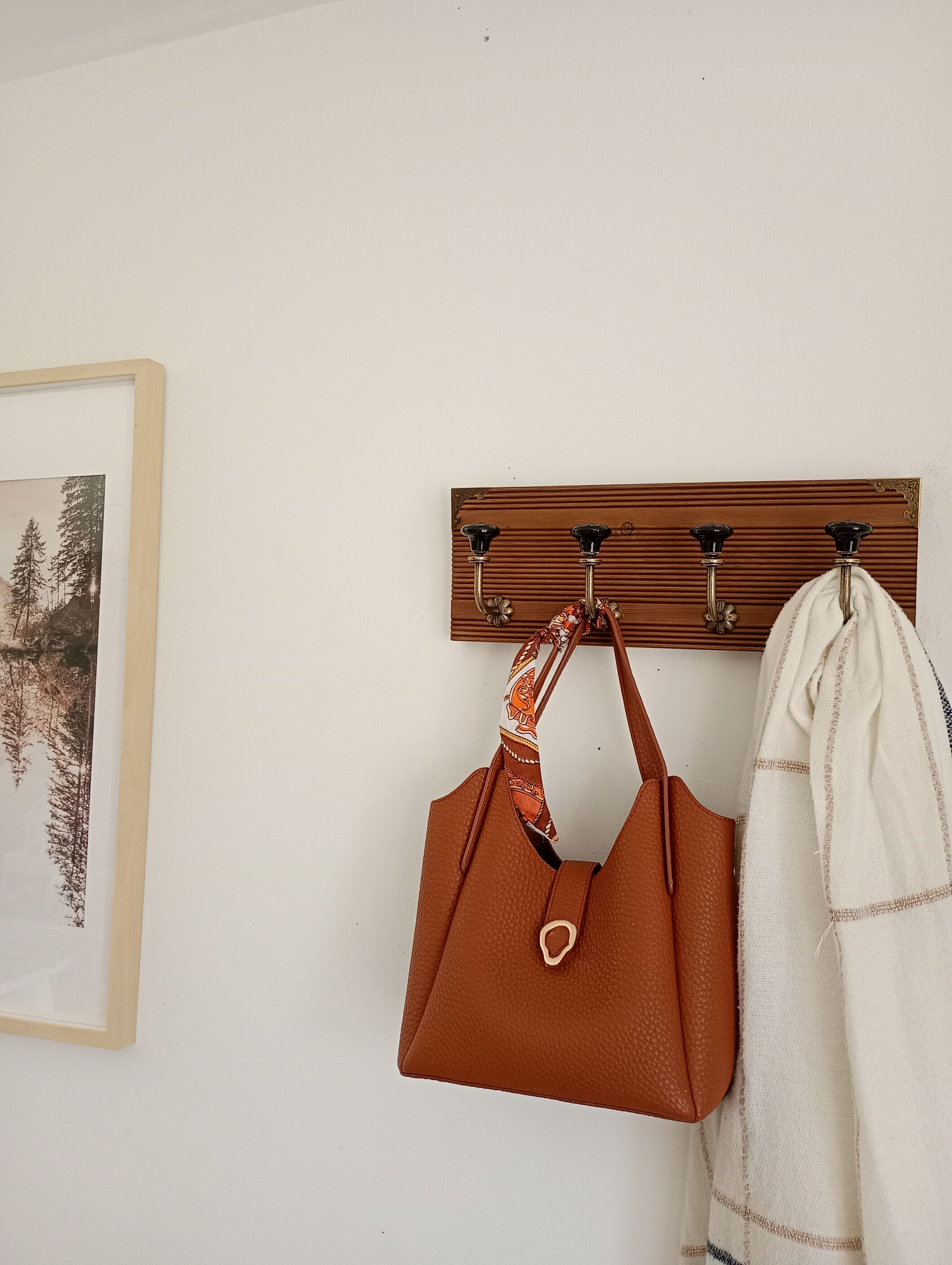 Wall coat rack with 4 hooks – Grooved wood and black ceramic