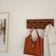 Wall coat rack with 4 hooks – Grooved wood and black ceramic