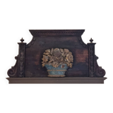Une paire de frontons de porte très anciens