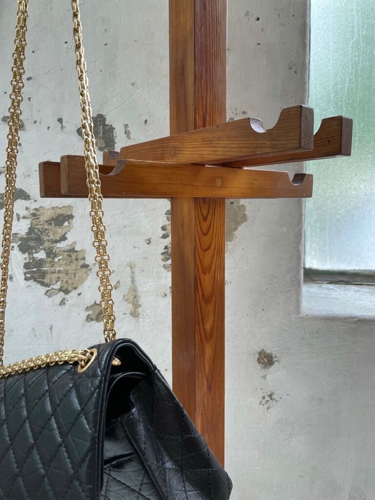 Patère wears pine coat 70