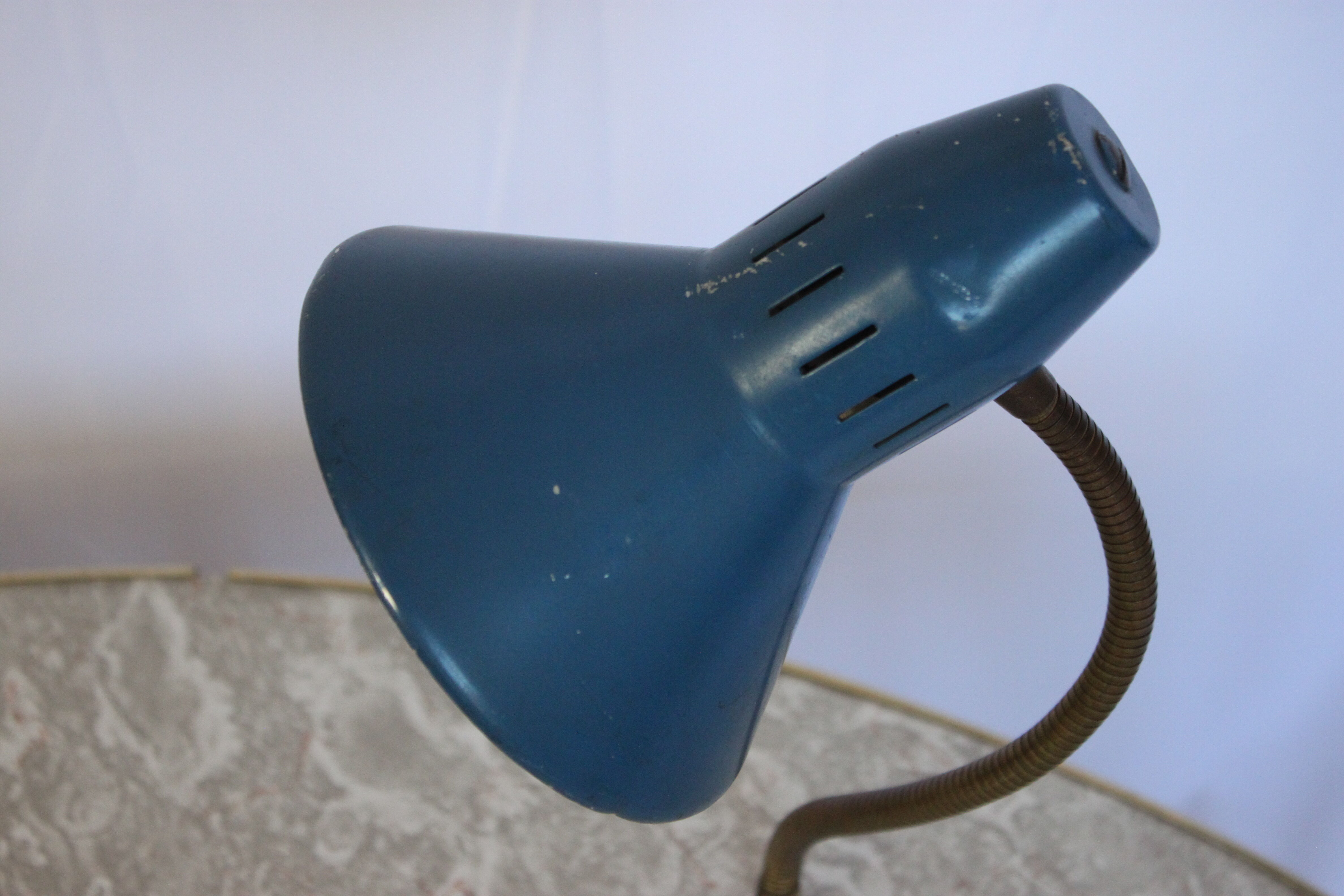 Table haricot avec une lampe