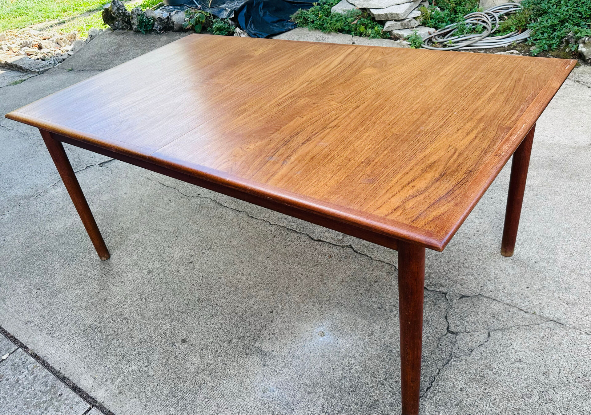 Table scandinave