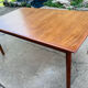 Table scandinave