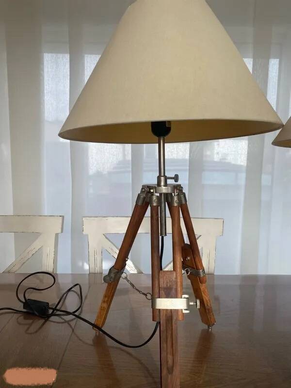2 adjustable lamps on vintage tripods