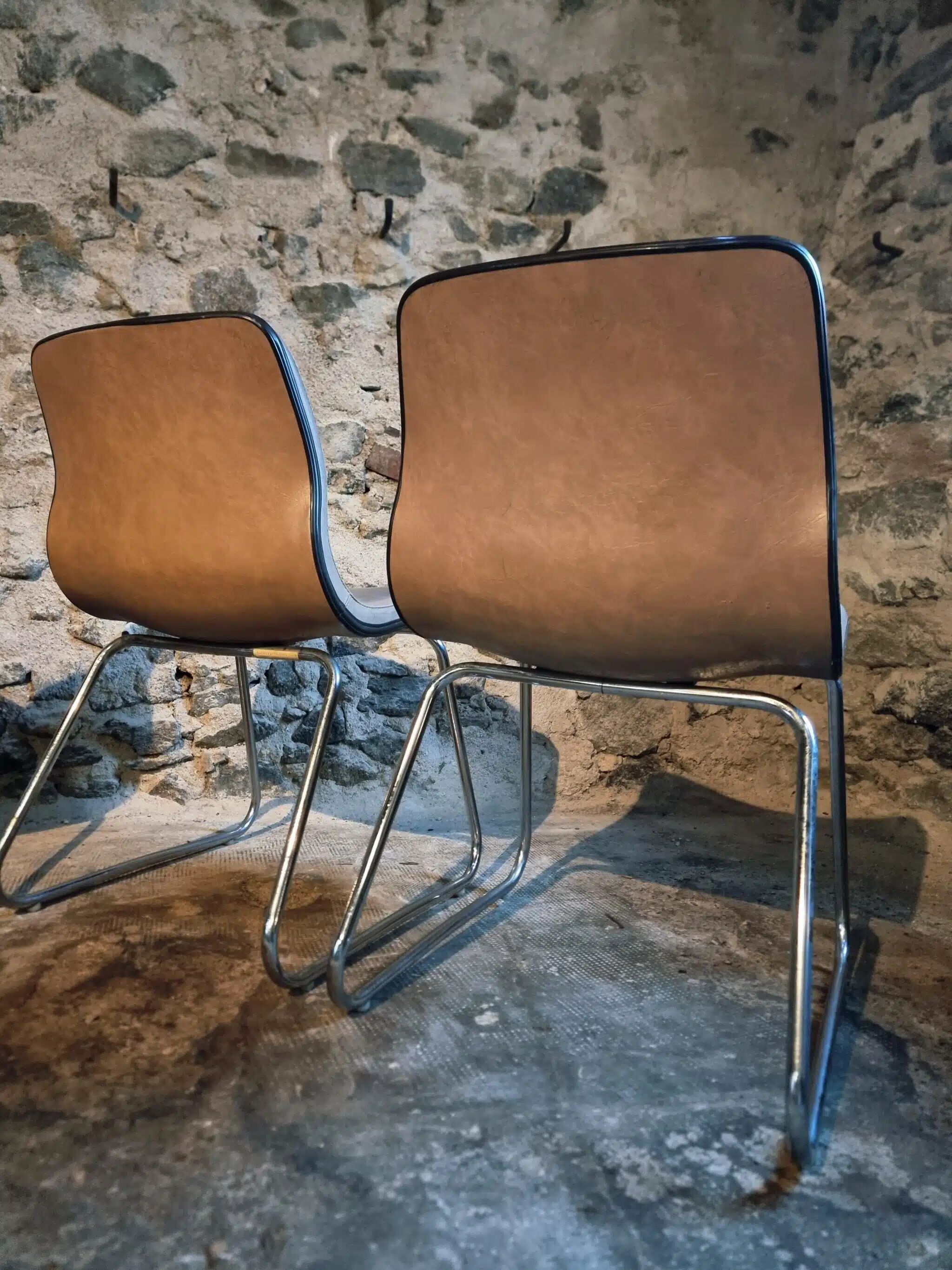 Ensemble de quatre chaises vintage françaises à piètement luge en vinyle beige-taupe, 1976