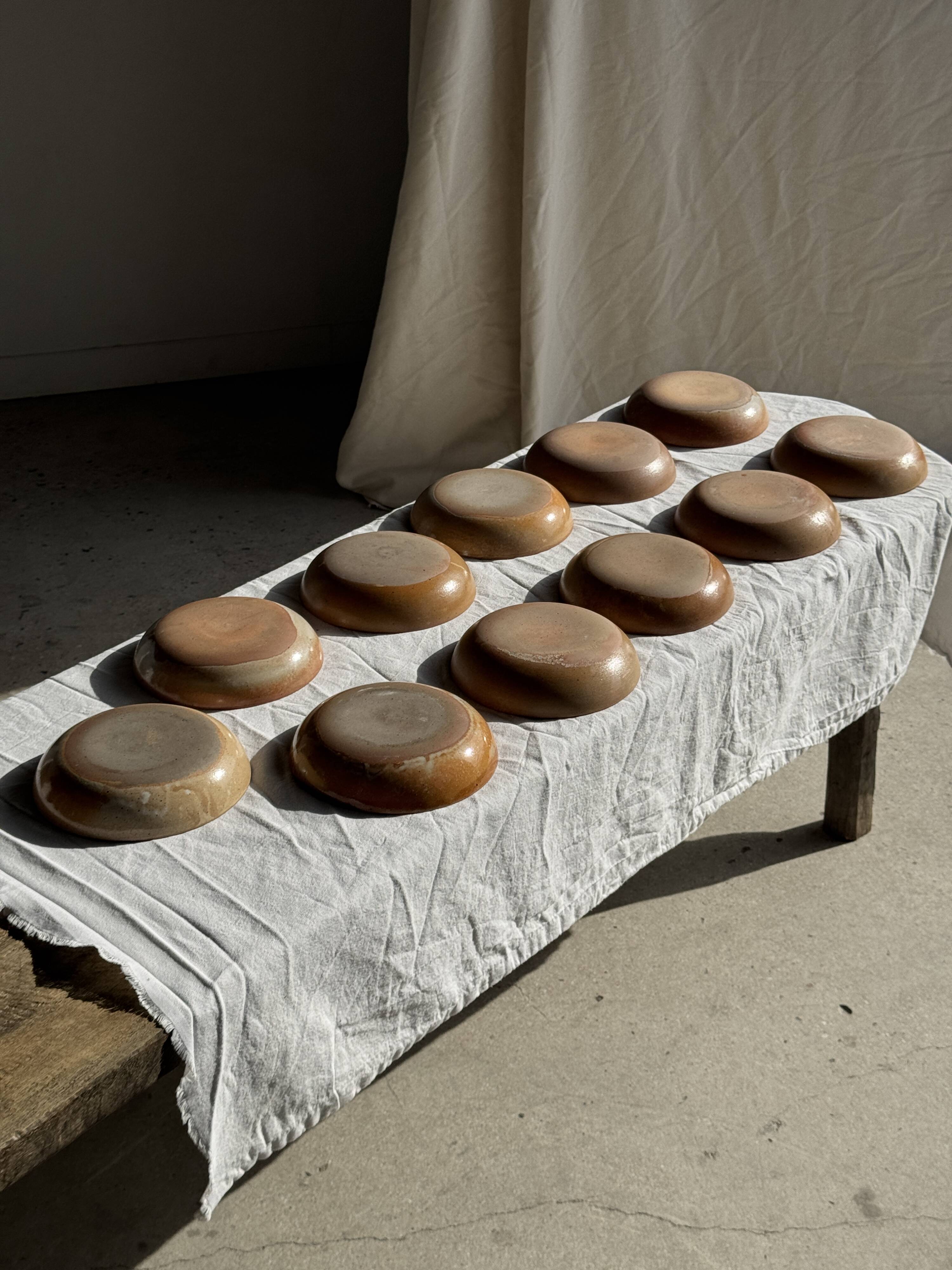 11 assiettes creuses artisanales vintage en grès mat