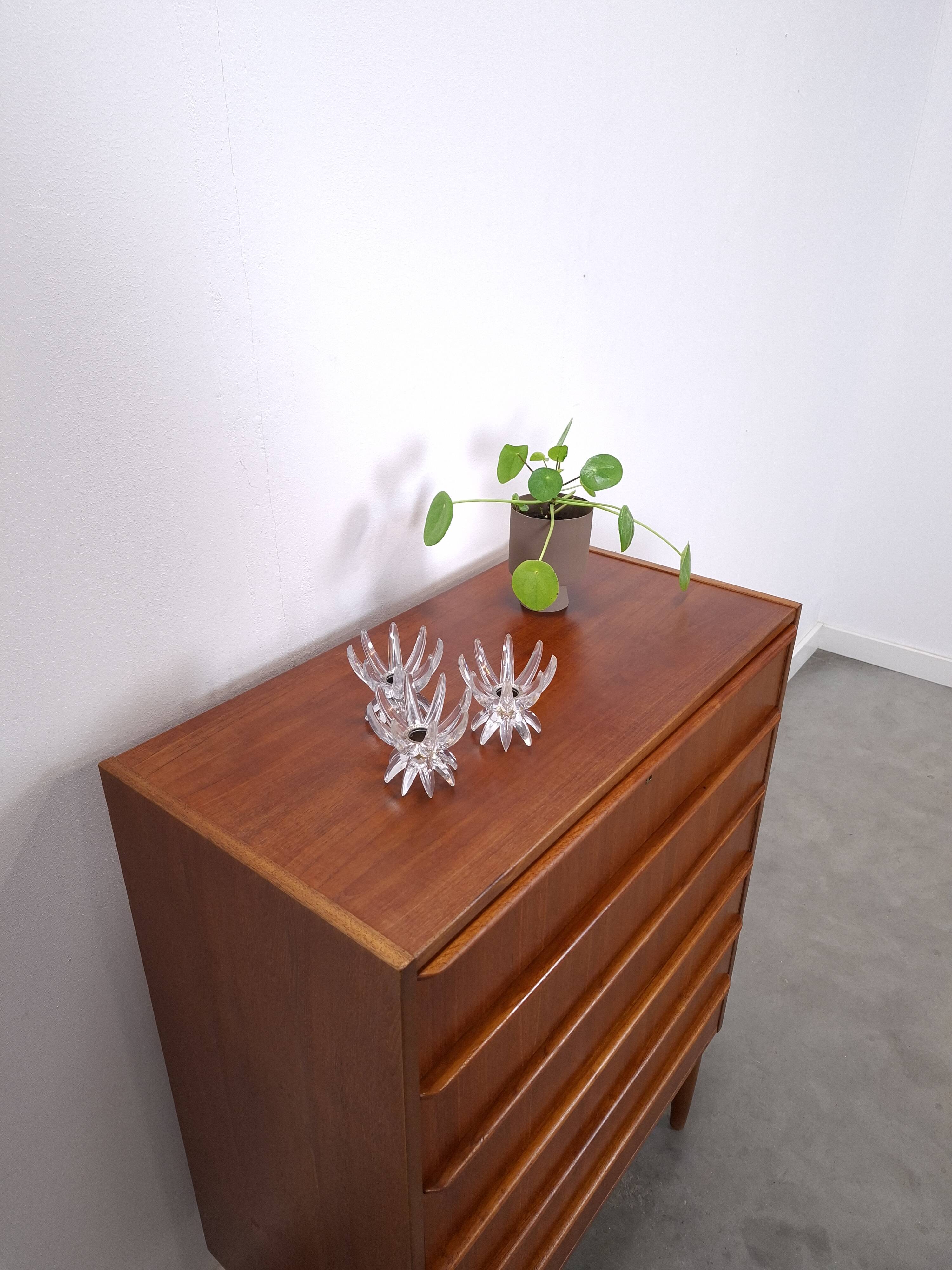 Commode en teck en provenance du Danemark avec 6 tiroirs.