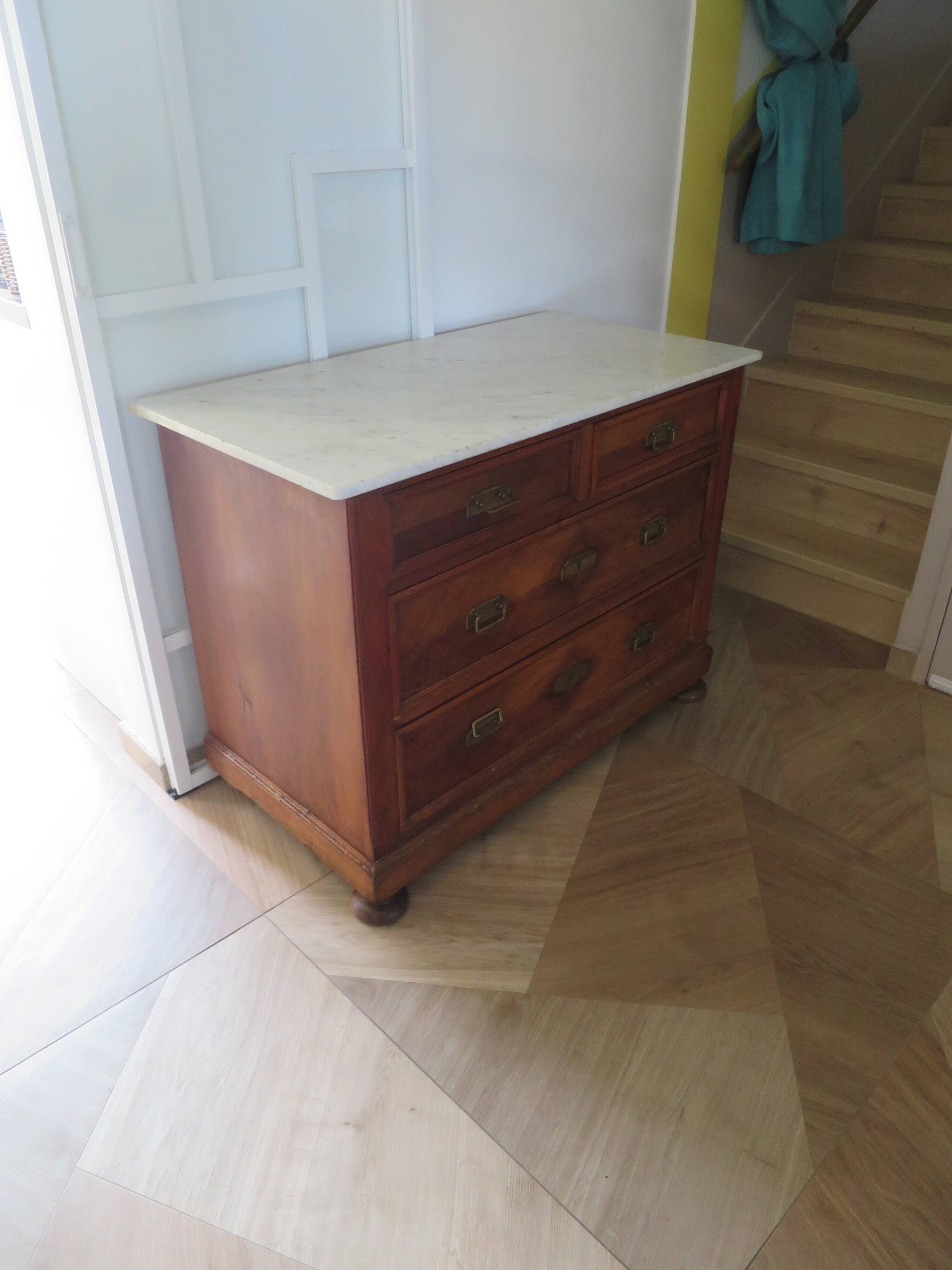 Louis Philippe style chest of drawers with 4 drawers in solid walnut and marble, 1900-1950.